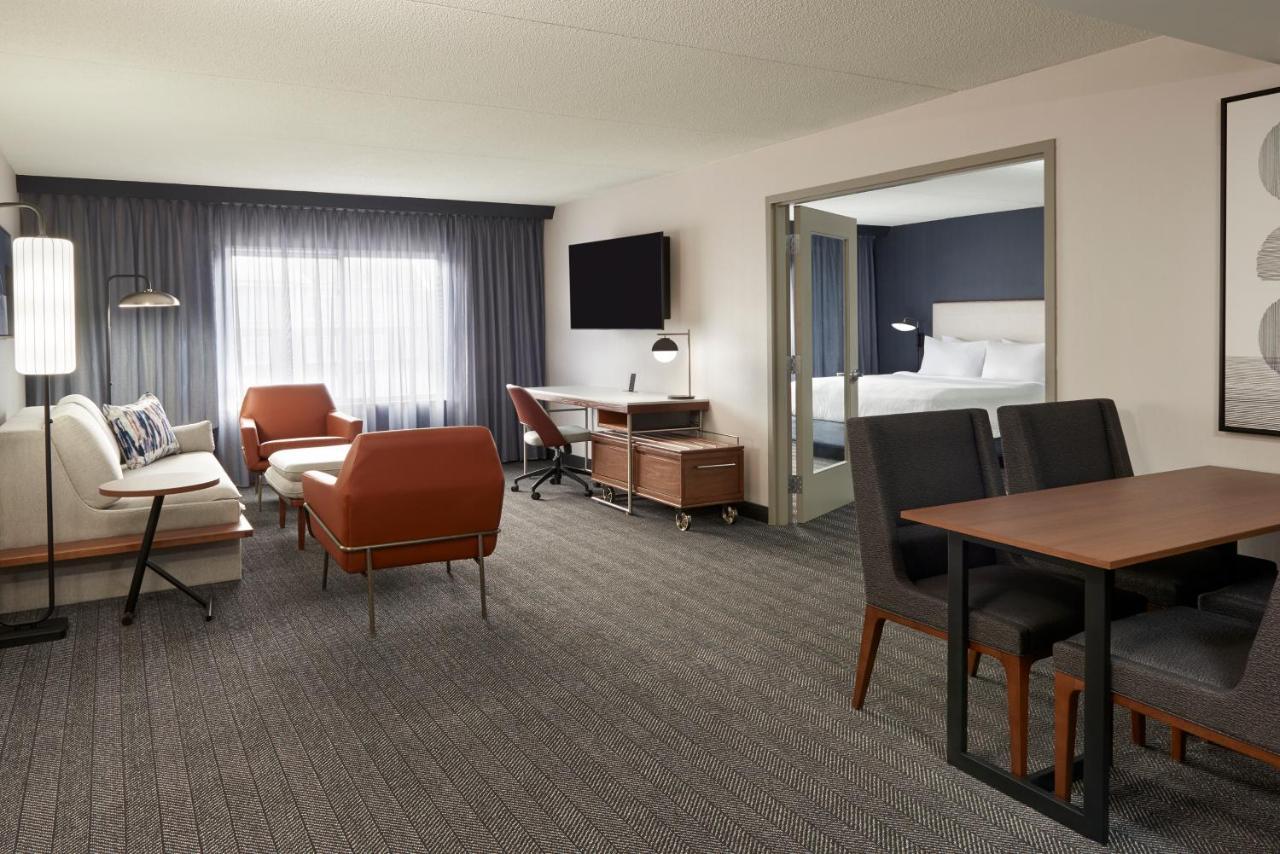 Отель Courtyard By Marriott Toronto Mississauga/Meadowvale Экстерьер фото