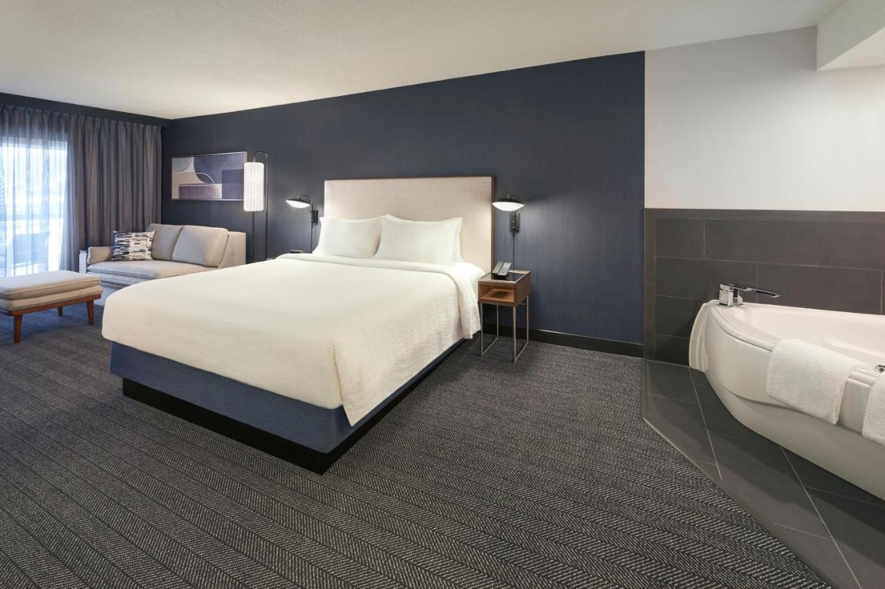 Отель Courtyard By Marriott Toronto Mississauga/Meadowvale Экстерьер фото