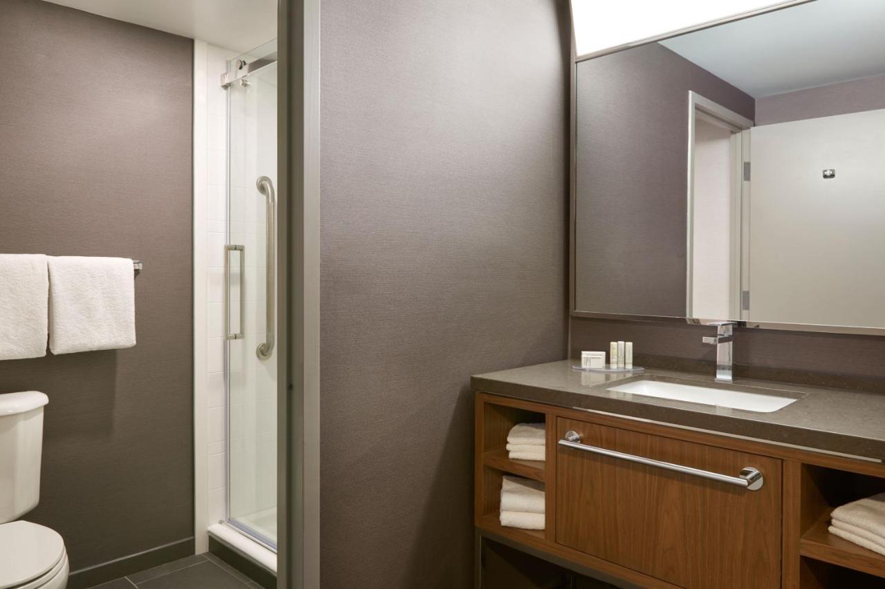 Отель Courtyard By Marriott Toronto Mississauga/Meadowvale Экстерьер фото