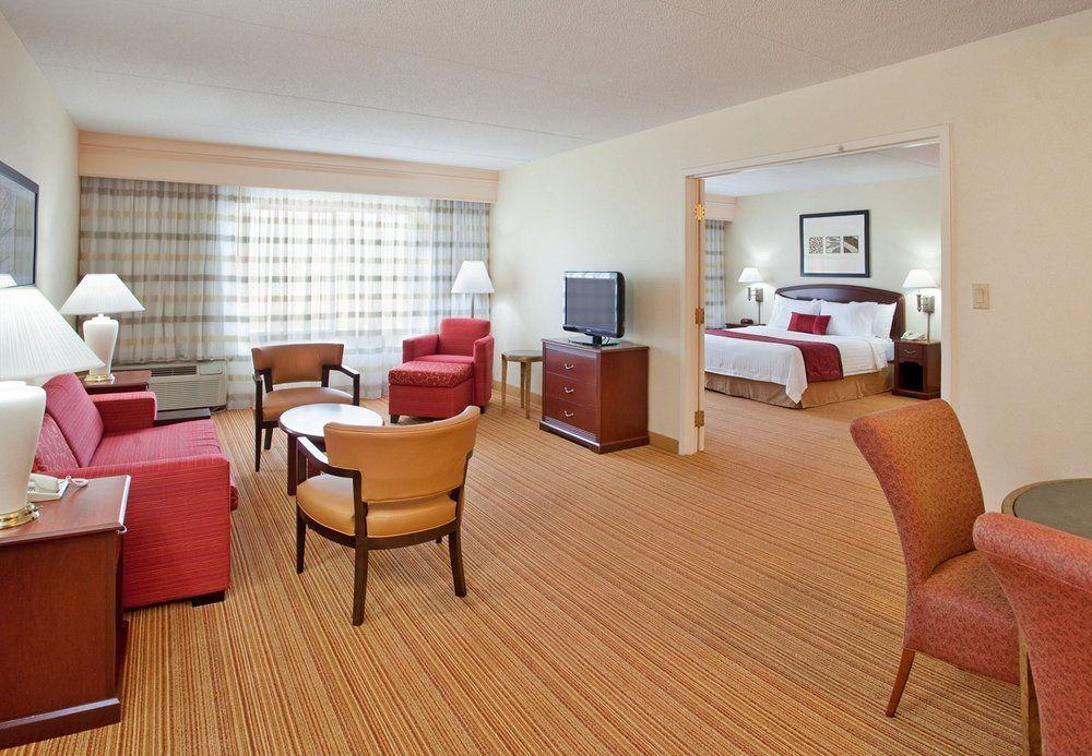 Отель Courtyard By Marriott Toronto Mississauga/Meadowvale Экстерьер фото